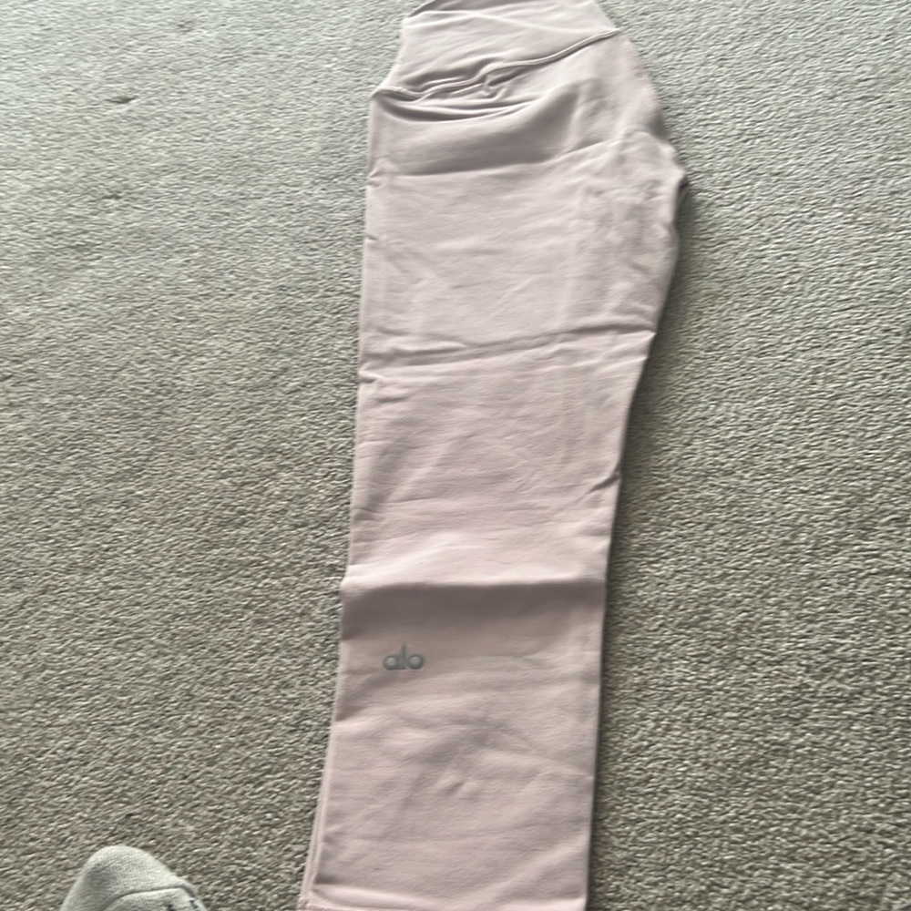 Alo leggings baby pink. Capri style